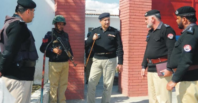 Mingora police in action, 6 afghanio samaith 20 mushtiba afrad griftar