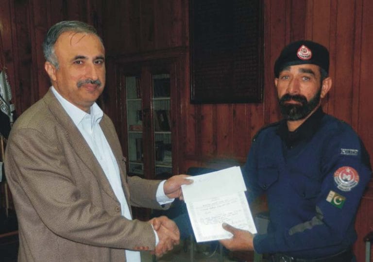 Main bazaar main qatil ko dharny waly Police ihlkaar ki patang charh gaye