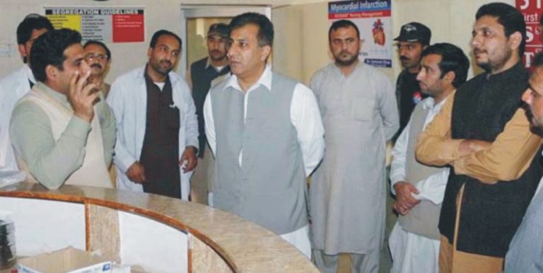 ڈی سی سوات کا خوازہ خیلہ اور مٹہ کے ہسپتال اور پٹوارخانوں کا دورہ