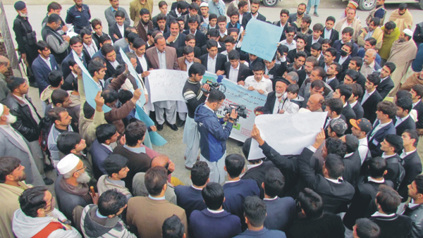 پشاور میں میڈیکل طالب علم قتل کے خلاف سول سوسائٹی کا مظاہرہ