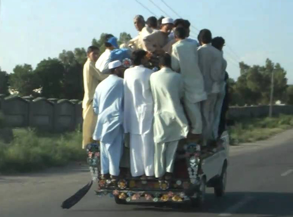 مسافر گاڑیوں میں اوور لوڈ نگ اور تیز رفتاری کے باعث حادثات میں اضافہ