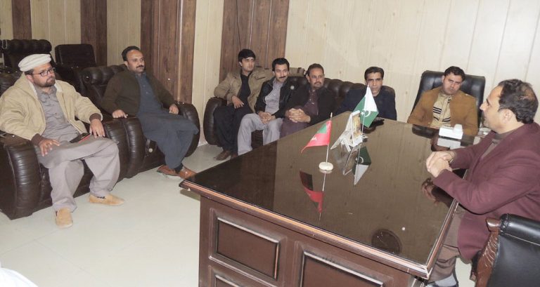 سوات سو شل میڈ یا کلب کی نو منتخب کابینہ کا فضل حکیم خان سے ملاقات