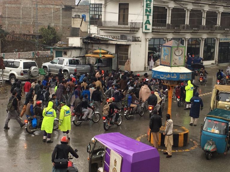 گورنمنٹ پولی ٹیکنک کالج پانڑ کے طلبہ کا فیسوں میں اضافہ کے خلاف مظاہرہ
