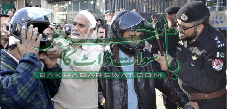 موٹر سائیکل سواروں میں مفت ہیلمٹ تقسیم