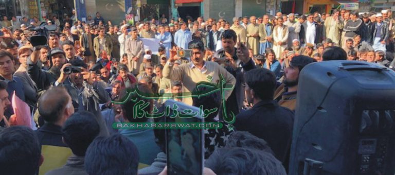 چیک پوسٹوں پر سخت تلاشی کے خلاف مینگورہ و خوازہ خیلہ میں مظاہرے