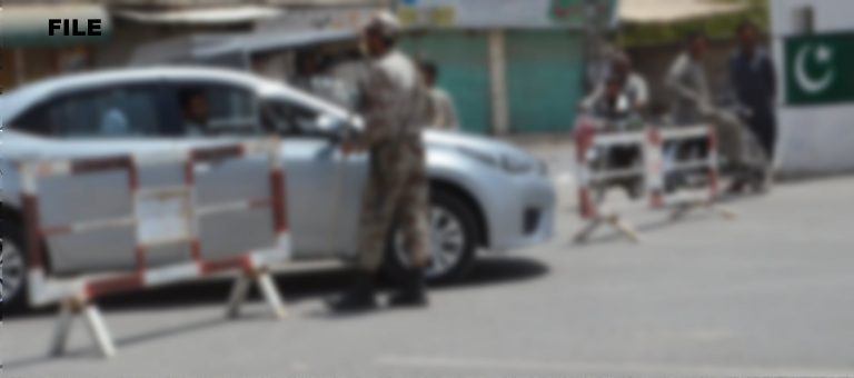 خود کش دھماکا کے بعد فورسز کے اہلکار گاڑیوں کی تلاشی لینے لگے
