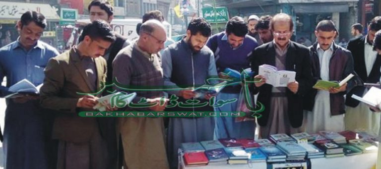 لیکوال ٹولنہ کے زیر اہتمام مینگورہ میں فری بک سٹال کا اہتمام