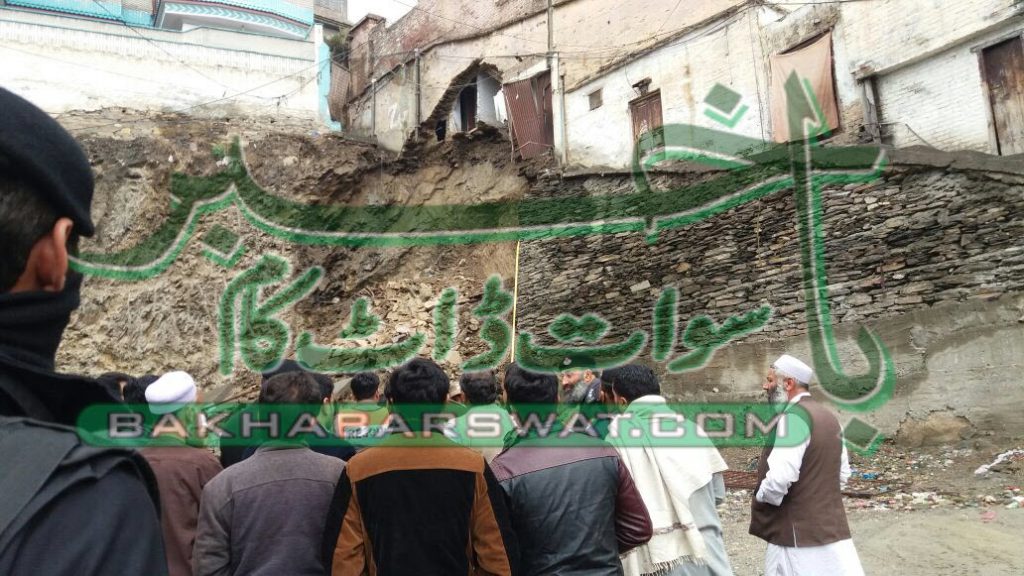 بارش اور آسمانی بجلی سے کئی مکانات گر گئے