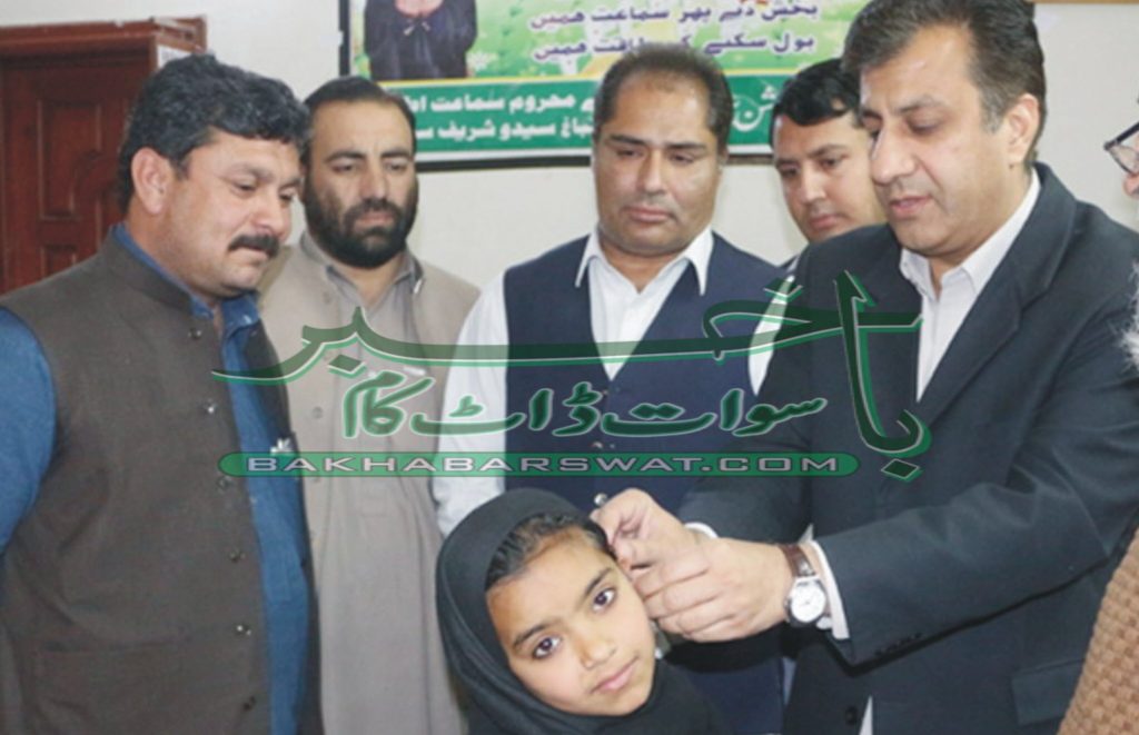 ڈی سی سوات کے ہاتھوں قوتِ سماعت سے محروم بچوں میں آلۂ سماعت تقسیم