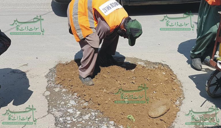 بیوٹیفکیشن پراجیکٹ کے تحت نشاط چوک میں کھڈوں کو مٹی سے بھرنے کا کام جاری، خصوصی رپورٹ
