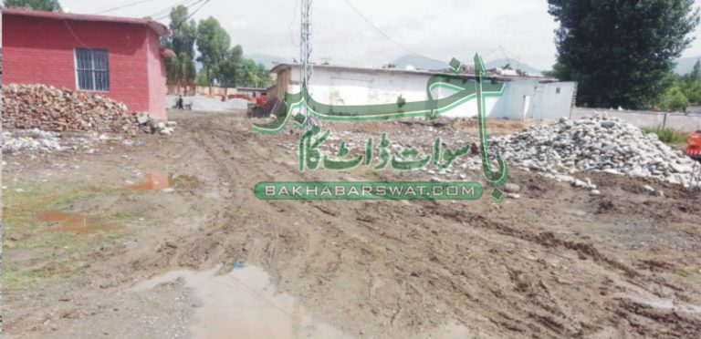 گرلز ہائی سکول اور ڈگری کالج کا مین راستہ خستہ حالی کا شکار