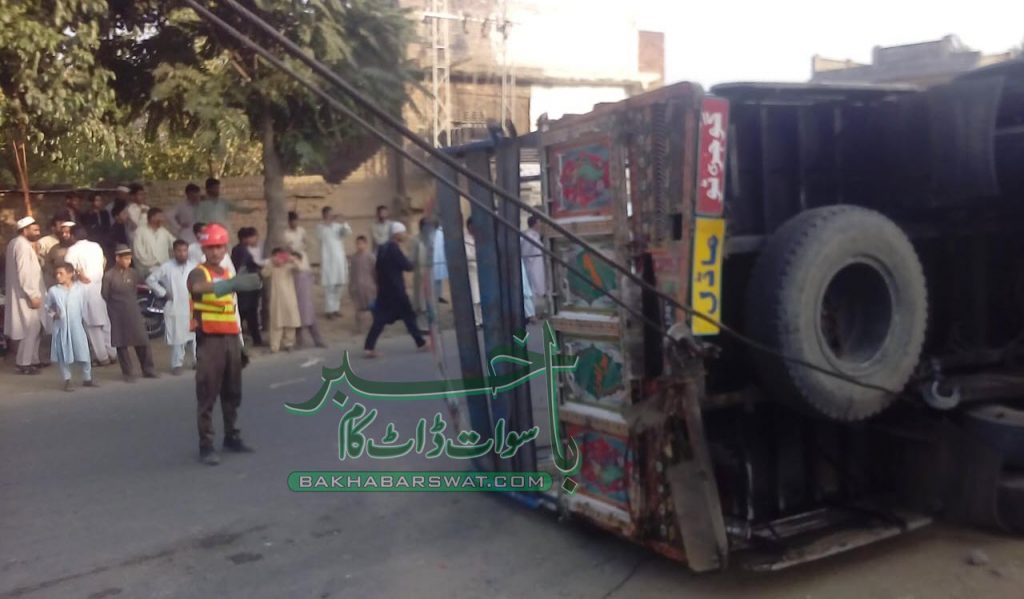 ننگولئی، تیز رفتار ٹرک اور کار میں تصادم،دو افراد زخمی