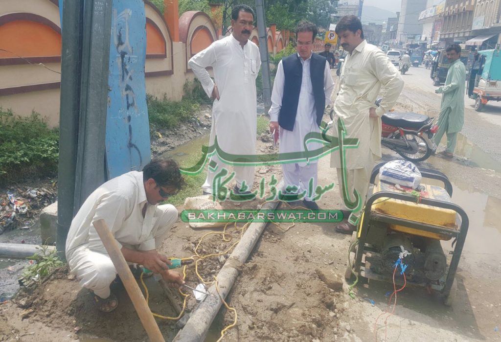 واسا سوات کا مینگورہ میں غیرقانونی پانی کنکشن کے خلاف آپریشن