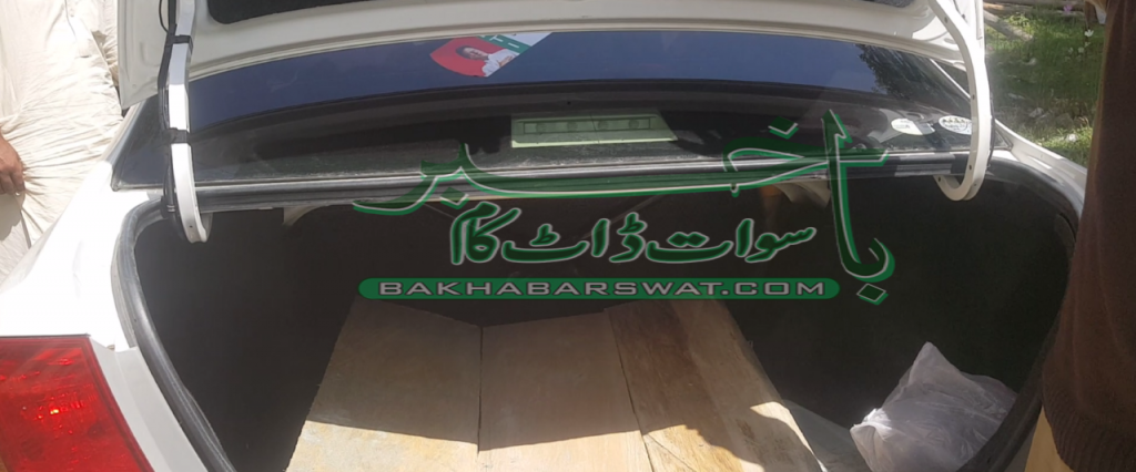 پی ٹی آئی کے جھنڈے اور اسٹیکر کا سہارا لینے والا سمگلر گرفتار