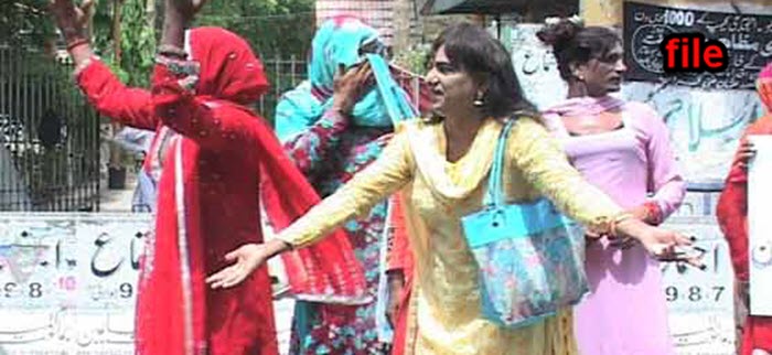 مینگورہ پولیس سٹیشن کے سامنے خواجہ سراؤں کا احتجاجی مظاہرہ