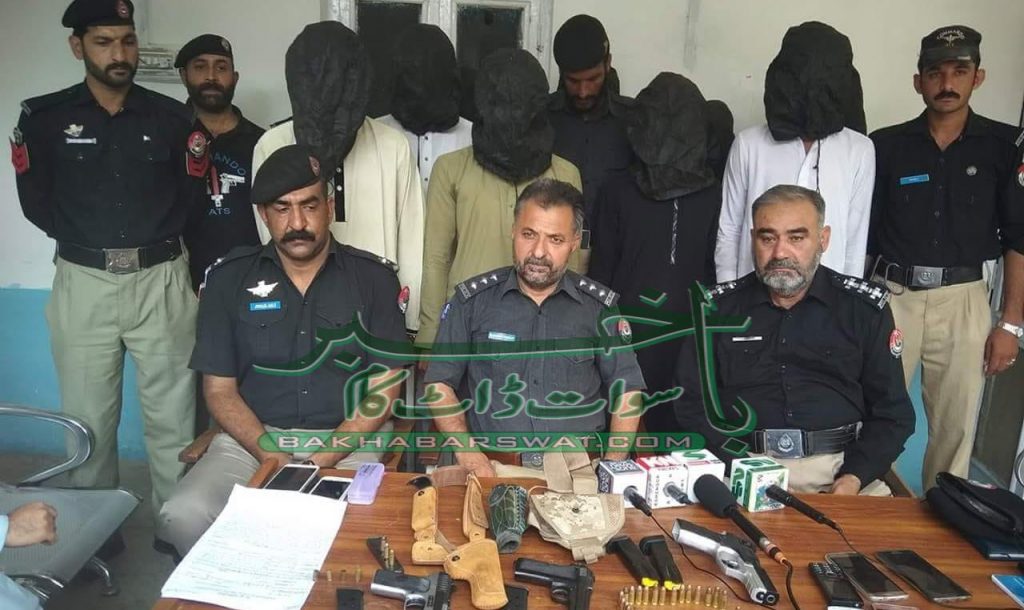 گھروں میں پتھر پھینکنے والے گروہ کے نو ارکان گرفتار