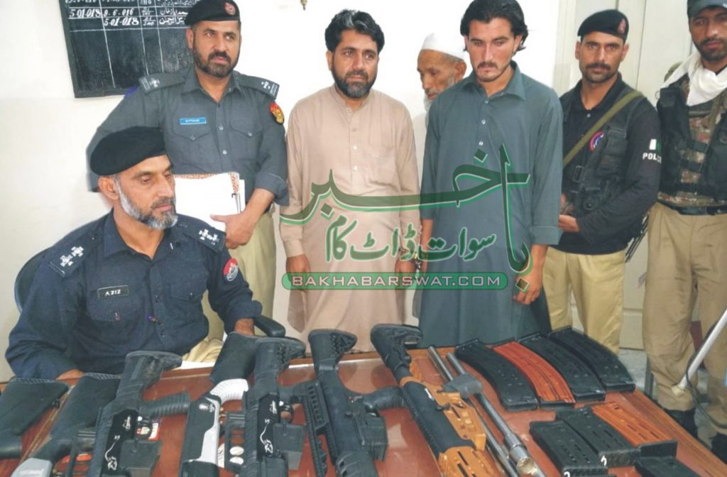 چارباغ میں گاڑی سے بڑی تعداد میں اسلحہ برآمد