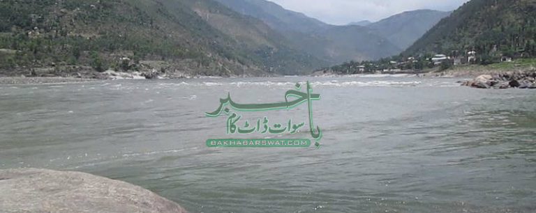 محنت کش دریاسے ریت نکالتے ہوئے لہروں کی نذر
