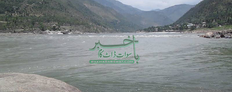 محنت کش دریاسے ریت نکالتے ہوئے لہروں کی نذر