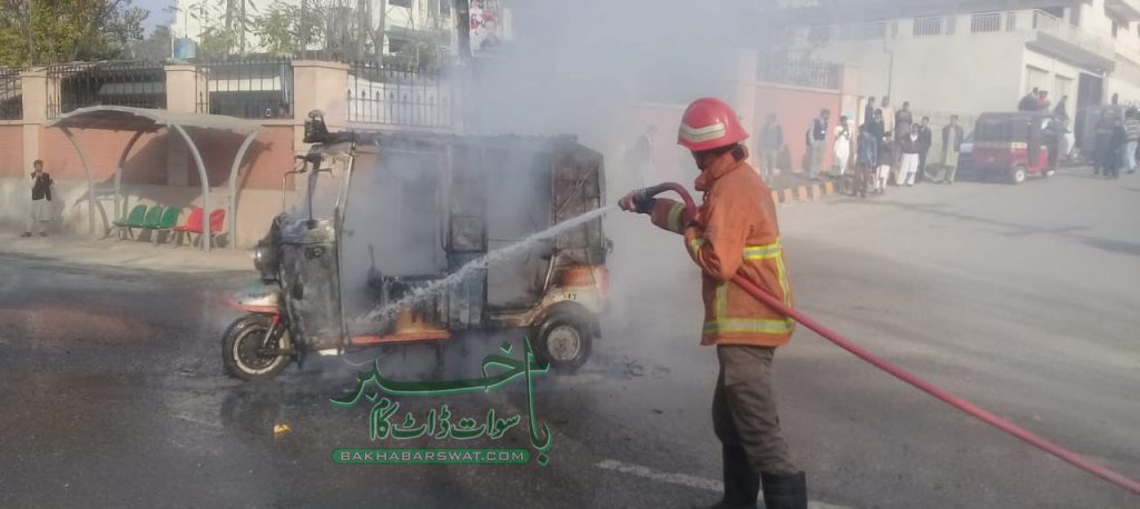 سیدو شریف، آگ لگنے سے رکشہ مکمل طور پر جل گیا