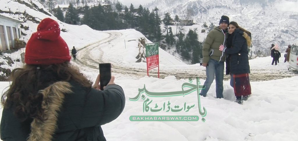 برف باری دیکھنے سیاحوں کی بڑی تعداد سوات پہنچ گئی