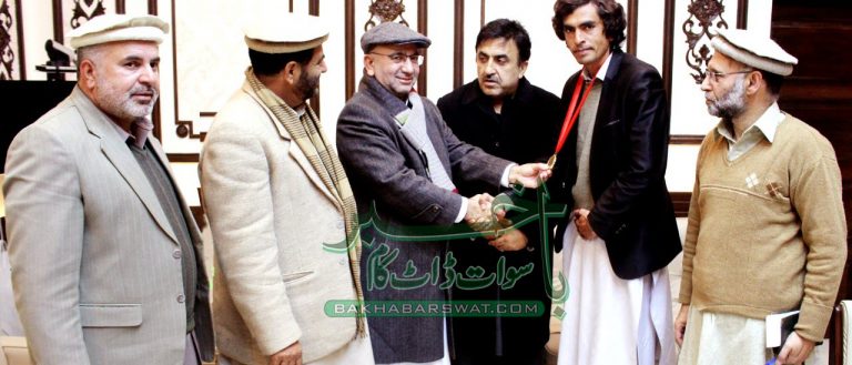 سماجی خدمات پر شاعر ریاض احمد حیران کو گولڈ میڈل سے نوازا گیا