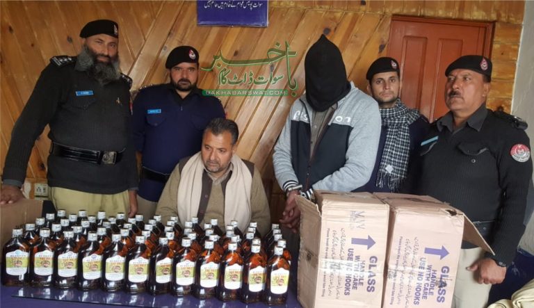 غالیگے پولیس کی کارروائی، مسافر بس سے 60 بوتل شراب برآمد