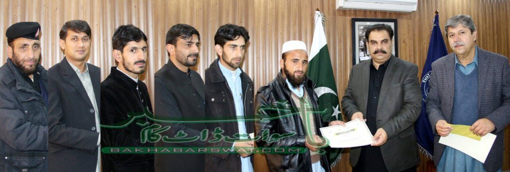 برف باری میں پولیو قطرے پلانے والے اہلکاروں کے لئے انعامات