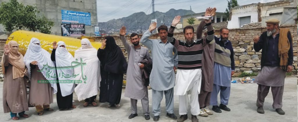 سوات، 63 کمیونٹی سکولوں کے اساتذہ کا تنخواہوں کی ادائیگی بارے مظاہرہ