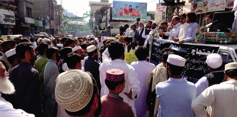 کالام روڈ کی عدم تعمیر اور ناقص میٹریل کے خلاف اہلِ کالام کا مظاہرہ