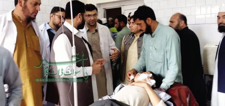مٹہ بیاکند، اسکول کی وین الٹنے سے 8 بچوں سمیت 9 افراد زخمی