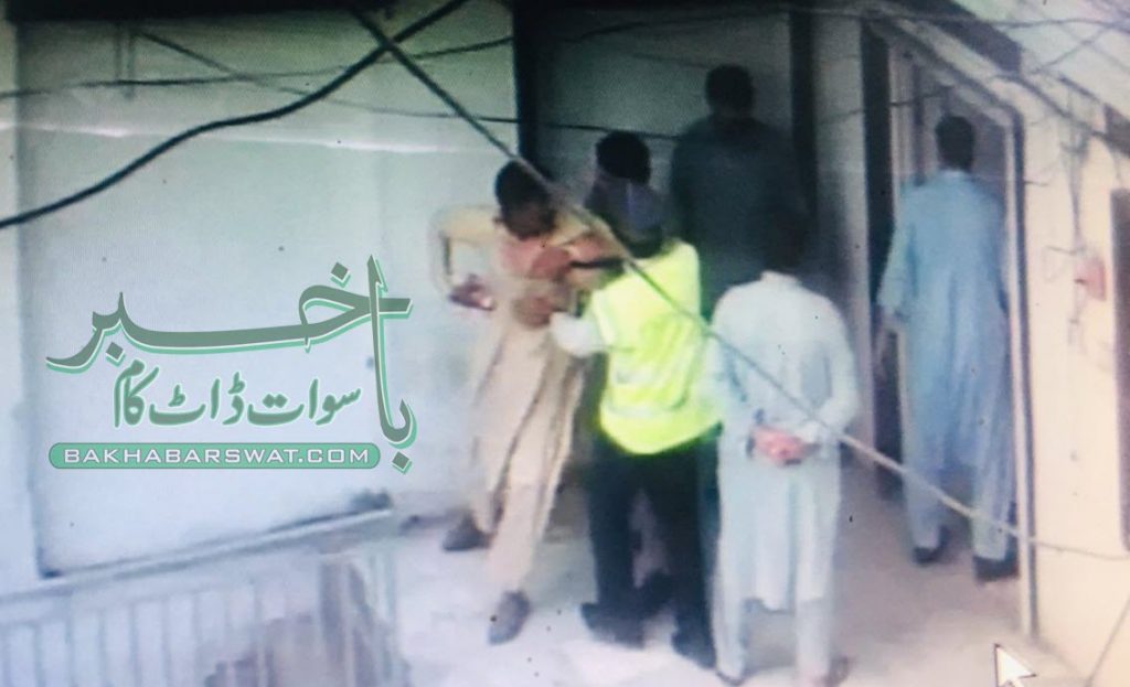 سوات، پولیس اہلکاروں کو روزہ لگ گیا، رکشہ ڈرائیور کی درگت بنا دی