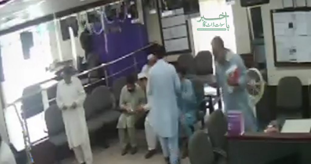 مینگورہ، نوسرباز گروہ سرگرم، بینک کے اندر ایک شخص کو لوٹ لیا