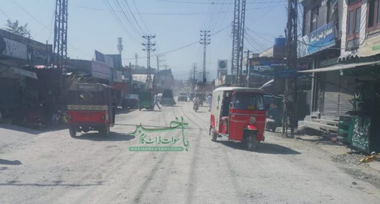 مینگورہ، ٹھیکیدار مصروف روڈ پر روڑہ ڈال کر غائب