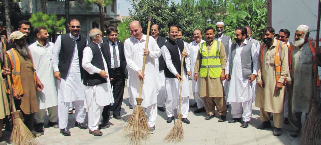 سوات، ضلعی کچہری میں ڈسٹرکٹ اینڈ سیشن جج کا صفائی مہم کا آغاز