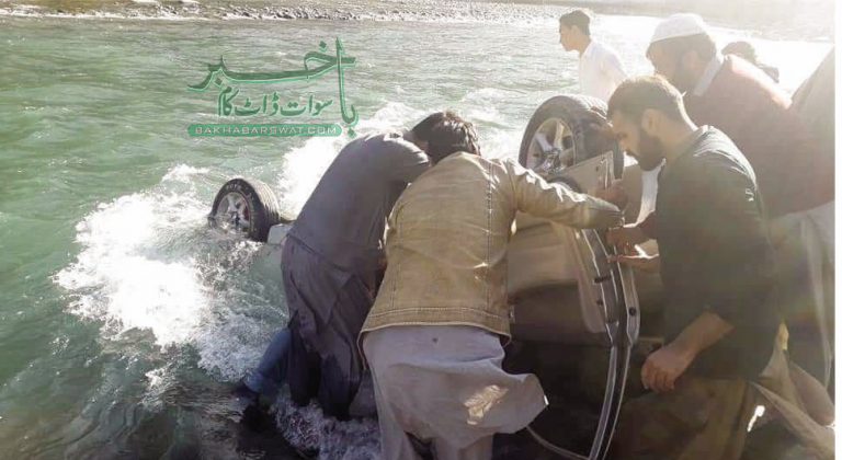 مدین، طالبات کی گاڑی دریا میں گرنے سے 4 طالبات مع ڈرائیور زخمی