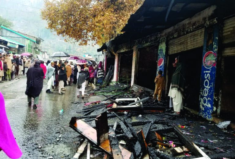 میاندم، خوفناک آتش زدگی میں 8 دکانیں اور سامان جل کر خاکستر