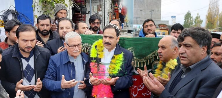 فضل حکیم اور سلیم الرحمان کا فضاگٹ بائی پاس چوک پر سوئی گیس منصوبے کا افتتاح