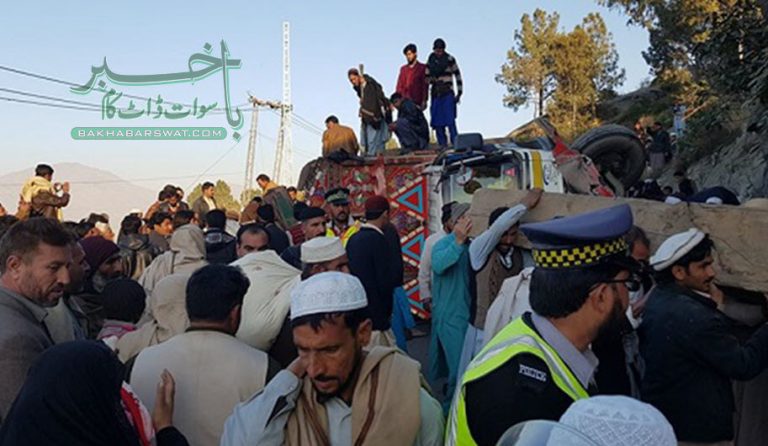 سنگوٹہ، کالام روڈ پر لکڑیوں سے لدا ٹرک گرنے سے روڈ بند