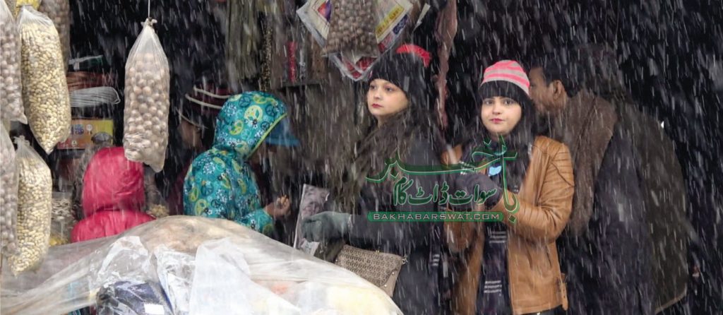 سوات، دوسرے روز بھی بارش و برف باری، سیاحوں کی آمد کا سلسلہ جاری