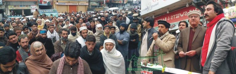مینگورہ، امن جرگہ کا نوشہرہ میں بچی سے زیادتی کرنے والے کے خلاف مظاہرہ