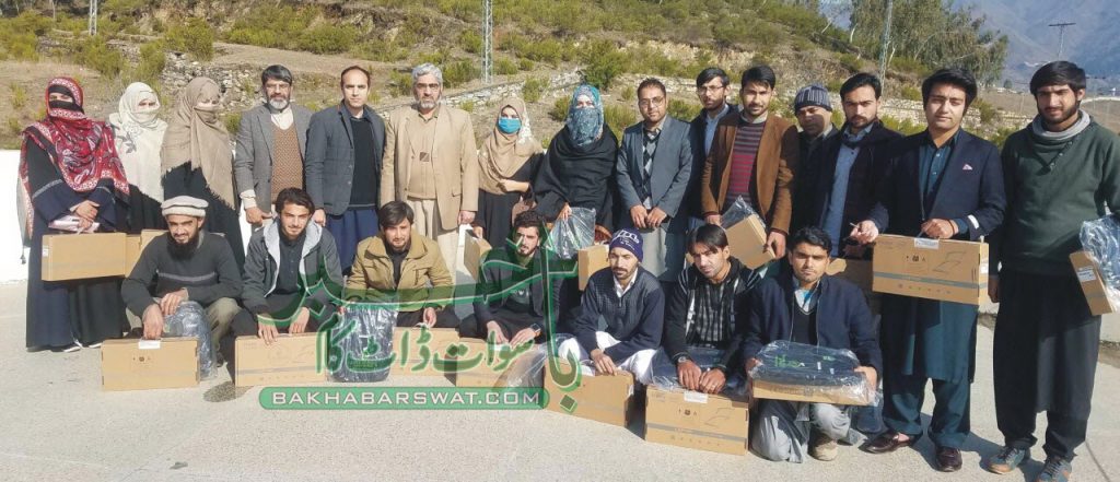 سوات یونیورسٹی،مختلف ڈیپارٹمنٹس کے طلبہ و طا لبات میں لیپ ٹا پ تقسیم