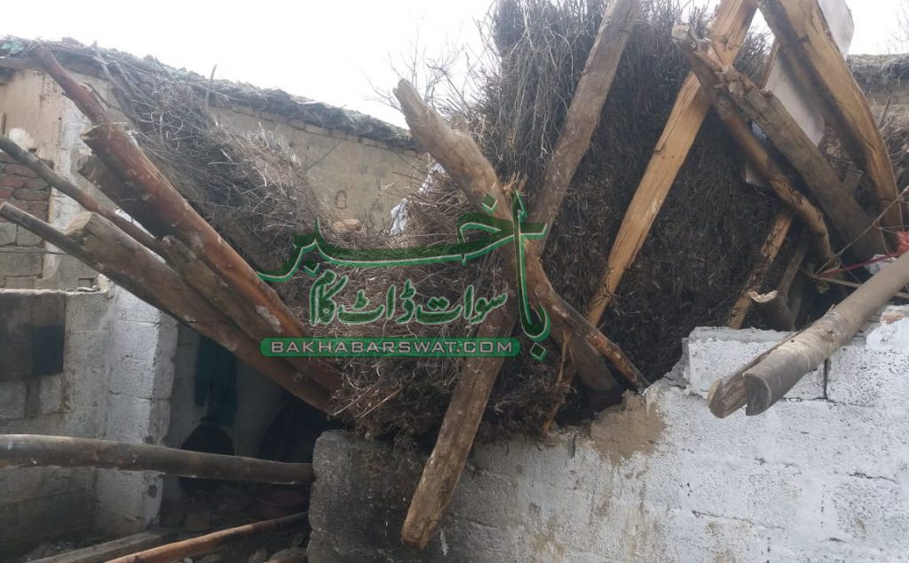 مٹہ سمبٹ،بارشوں کی وجہ سے مکان کی چھت گرگئی، اہلِ خانہ محفوظ