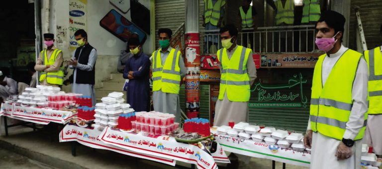 مینگورہ، سکول کے استاد اور شاگردوں نے افطاری تقسیم کا بیڑا اٹھا لیا