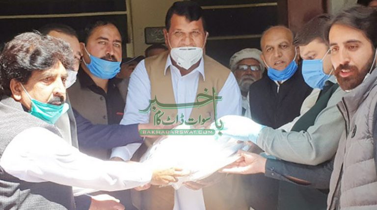 امیر مقام کے ہاتھوں ہسپتال عملہ میں حفاظتی اور کورونا ٹیسٹ کٹس تقسیم