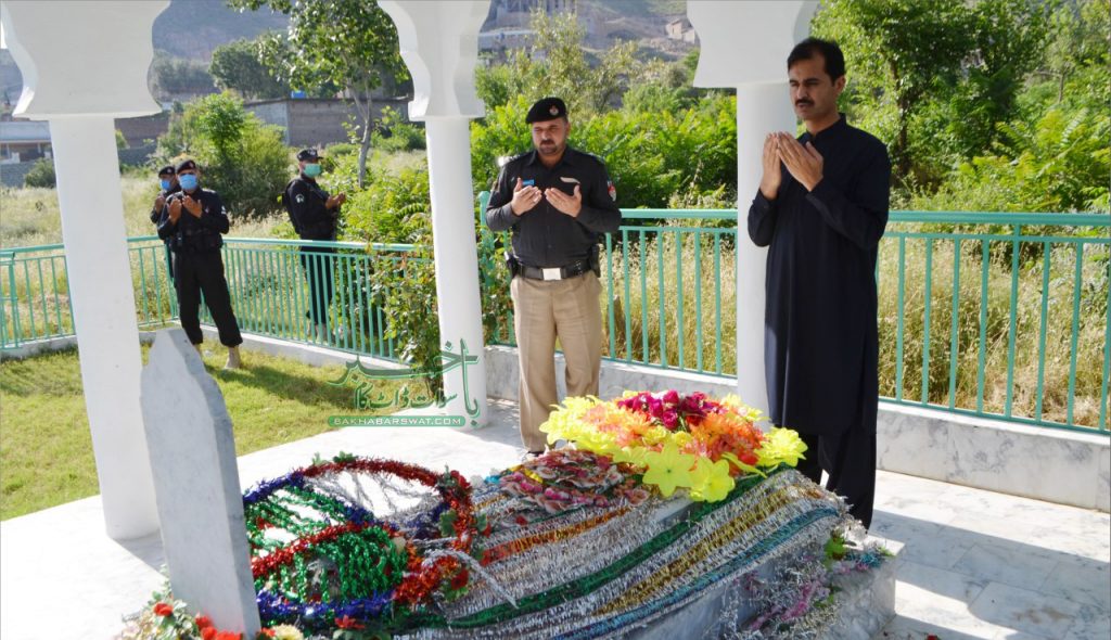 ڈی پی او سوات کی یادگارِ شہدا پر حاضری، پھول چڑھائے