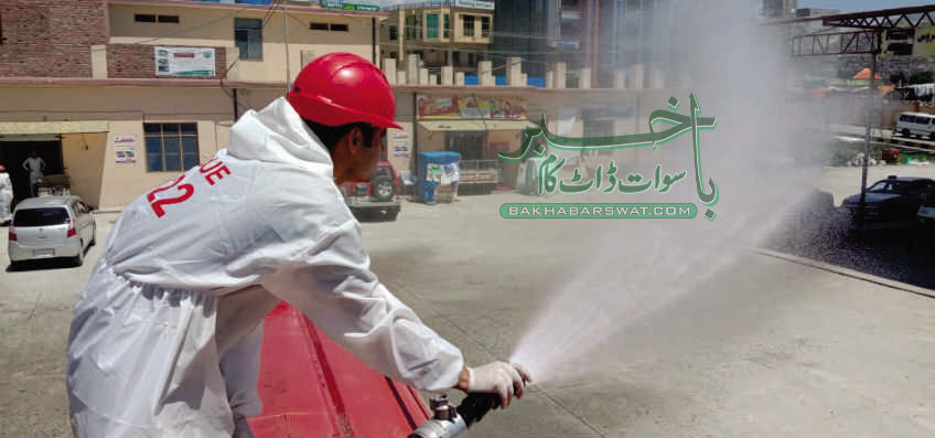 ریسکیو1122کے اہلکاروں کا بس سٹینڈز میں جراثیم کش سپرے کا آغاز