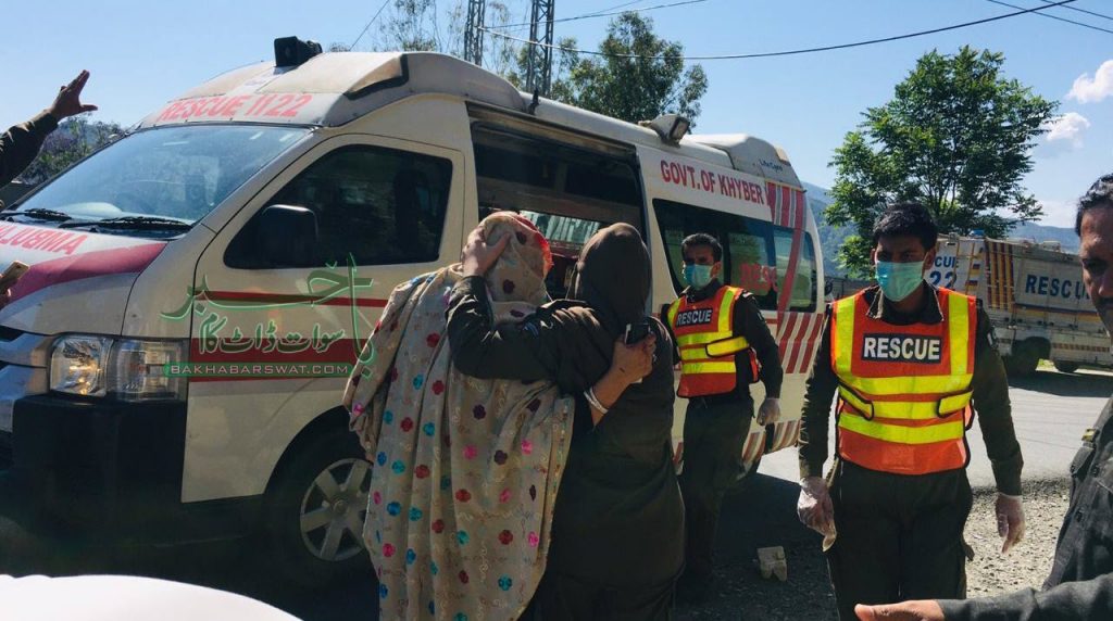 گلی باغ، تیز رفتارموٹر کارفائر بریگیڈ سے ٹکرا گئی، تین افراد زخمی