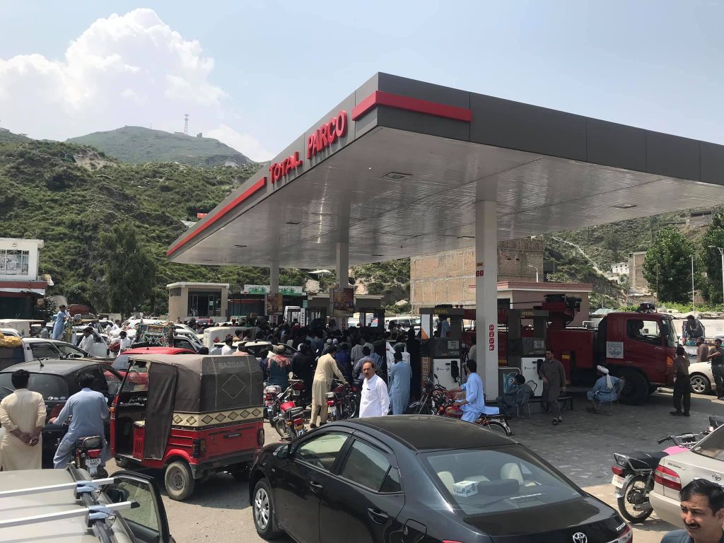 سوات، پٹرول کی قلت سنگین ہوگئی، کاروبارِ زندگی معطل ہونے کے قریب