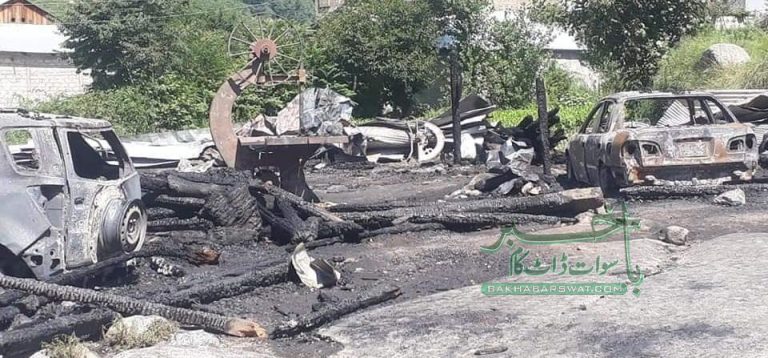 مٹہ کوز لالکو، آگ لگنے سے تین گاڑیاں جل گئیں